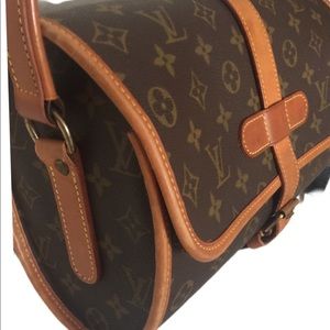 SALE! VINTAGE LOUIS VUITTON CROSS BODY HANDBAG!!